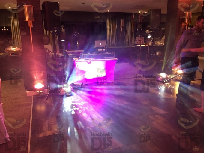Aufbau DJ-Paket Elegance mit beleuchtetemd DJ Tisch und Spiegelkugeln im Valkensaal des Van der Valk Moers